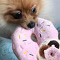 Un jouet en forme de beignet pour le plaisir de votre chien.